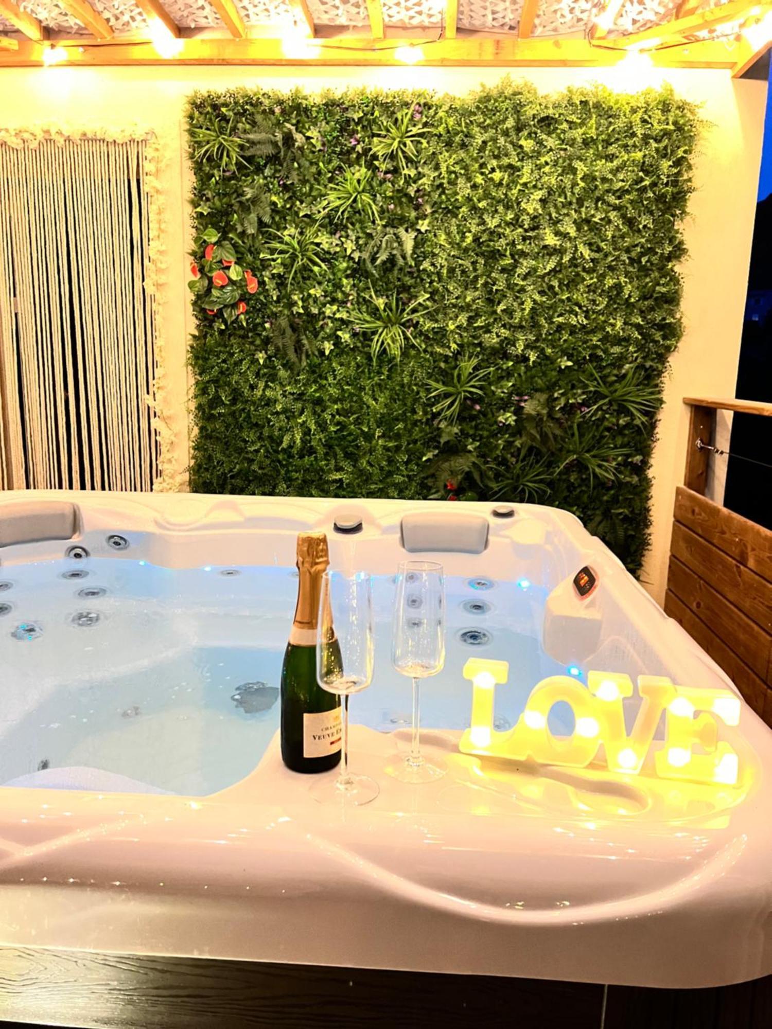 Love Room Tente Lodge Spa Mfg Chez C&C, Exclusivement Reservee Aux Adultes カンタロン エクステリア 写真